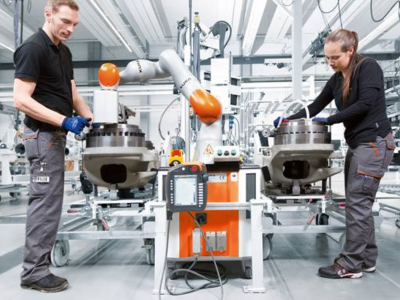 KUKA Cobot with Vision System for Inspection and Picking Palletizing AGV Mobile Applications Image 3